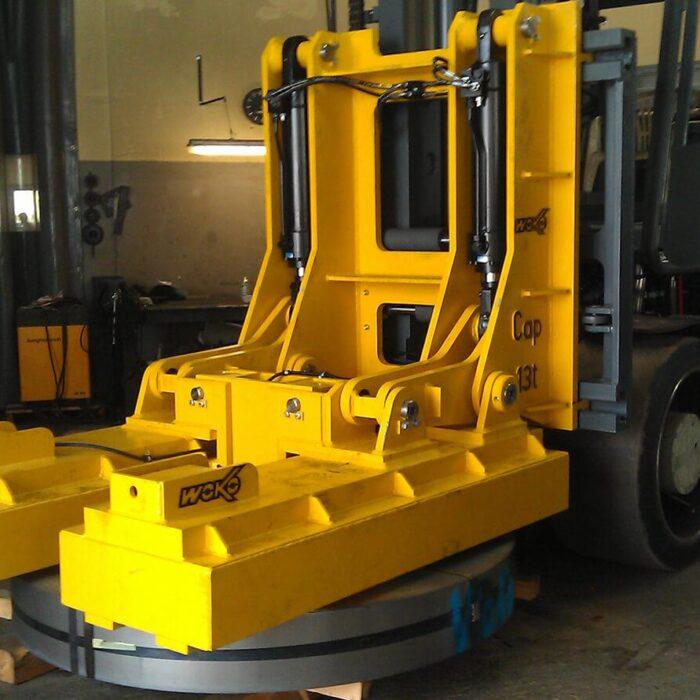 Self-contained lifting magnet for forklift trucks
