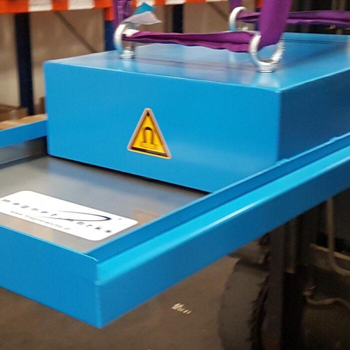 Plate magnet with cleaning tray