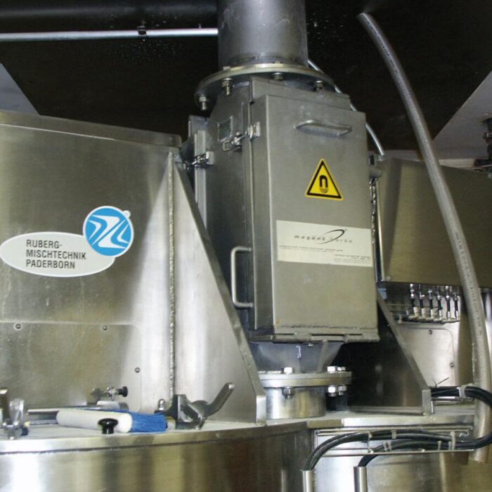 Plate cane magnet in sugar processing